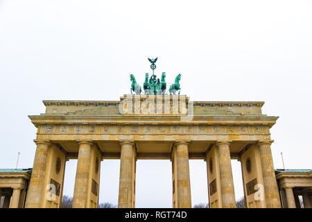 Das Brandenburger Tor ist ein aus dem 18. Jahrhundert klassizistische Denkmal in Berlin, Deutschland Stockfoto