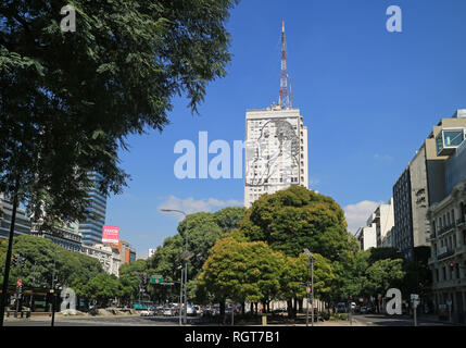 Gebäude des Ministeriums für Gesundheit und Öffentliche Arbeiten an der Avenida 9 de Julio, zeigt ein Bild von Eva Peron in seiner Fassade, Buenos Aires, Argentinien Stockfoto