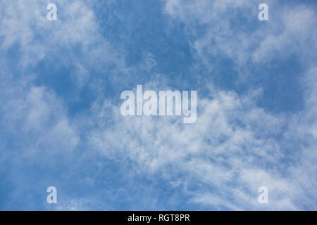 Hell Blau sonnigen Himmel mit flauschigen weissen Wolken schwebend auf einem hellen, sonnigen Tag in England, Großbritannien Stockfoto