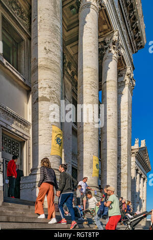 MONTEVIDEO, URUGUAY, Oktober - 2018 - Menschen treppen Klettern in legislative Palast am Tag des Denkmals Veranstaltung eintragen Stockfoto