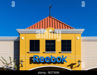 Reebok Shop Reebok Outlet eine Sportbekleidung zu stoppen in Chelsea London UK. Reebok ist eine globale Sportschuhe und eine Tochtergesellschaft der Adidas Stockfotografie Alamy