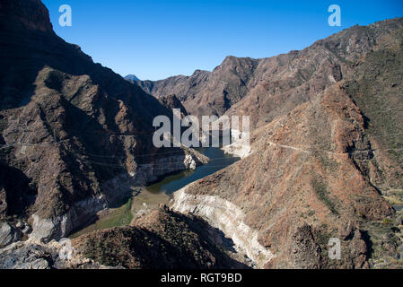 Blick auf den Dam-Presa Del Parralillo ich Berge, Höhe 53 m im Tal Barranco De La Aldea de San Nicolas, Gran Canaria, Spanien Stockfoto