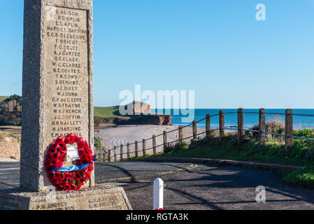 Das Kriegerdenkmal an der Oberseite des Salzens Hil, Budleigh Salterton, Devon, UKl mit Otter Kopf, an der Mündung des Flusses Otter, im Hintergrund. Stockfoto