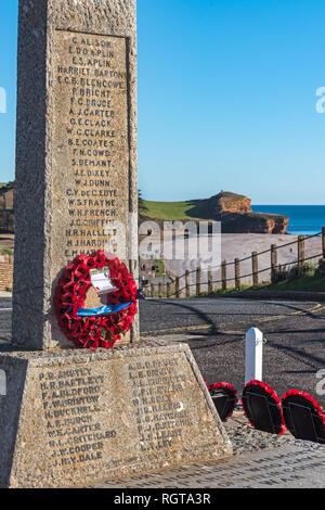 Das Kriegerdenkmal an der Oberseite des Salzens Hill, Budleigh Salterton, Devon, UK, mit Otter Kopf, an der Mündung des Flusses Otter, im Hintergrund. Stockfoto