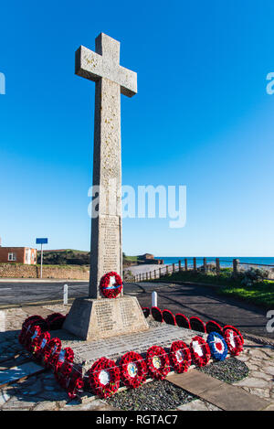 Das Kriegerdenkmal an der Oberseite des Salzens Hill, Budleigh Salterton, Devon, UK, mit Otter Kopf, an der Mündung des Flusses Otter, im Hintergrund. Stockfoto