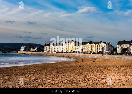EXMOUTH, Devon, Großbritannien - 17 Jan 2019: georgianischen Gebäuden auf Morton Crescent, der Esplanade, Exmouth. Stockfoto