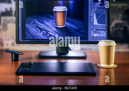 Desktop Ansicht von vorne. Computer Graphics Tablet Tasse Kaffee. Konzept für die Website Banner, Mockup, Hintergrund, Präsentation und Marketing Material Stockfoto
