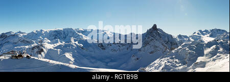Wunderschöne Panoramablick auf die schneebedeckten Berge. Winter Bergkulisse. Stockfoto