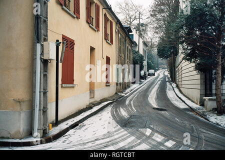 AJAXNETPHOTO. LOUVECIENNES, Frankreich. - Straße in das Dorf Namens nach dem Künstler Pierre Auguste Renoir 1841 - 1919. Das gelbe GEBÄUDE AUF DER LINKEN SEITE VERWENDET WURDE ALS ATELIER DES MALERS. Foto: Jonathan Eastland/AJAX REF: CD2587 32 31A Stockfoto