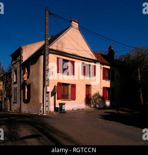 AJAXNETPHOTO. 2011.- LOUVECIENNES, Frankreich. - Straße in das Dorf benannt nach dem Künstler Pierre Auguste Renoir 1841 - 1919. Das gelbe Gebäude DIENTE ALS STUDIO DES MALERS. Foto: Jonathan Eastland/AJAX REF: GR 111903 12699 Stockfoto