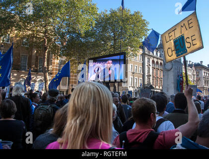 Sadiq Khan auf TV-Bildschirm in Abstimmung März London Stockfoto