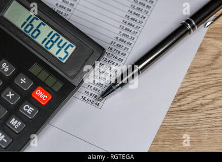 Stift und Taschenrechner liegen auf finanzielle Dokument Stockfoto