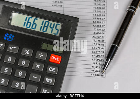 Taschenrechner und Kugelschreiber liegen auf finanzielle Dokument Stockfoto