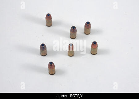 9-mm-Pistole Munition stehend auf weißem Hintergrund Stockfoto