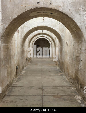 Ein Blick auf einen Tunnel mit Bogen und rohen Wände Stockfoto