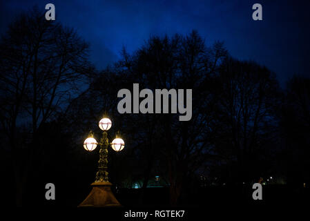 Gloucester Gate Bridge aufwendige Bronze kerzenständer Schuß in der Nacht Gloucester Tor viktorianischen Straßenlaternen Regents Park Royal Parks Camden Stockfoto