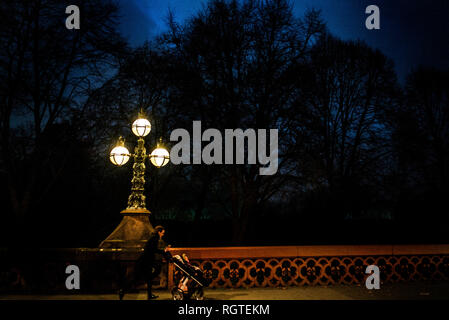 Gloucester Gate Bridge aufwendige Bronze kerzenständer Schuß in der Nacht Gloucester Tor viktorianischen Straßenlaternen Regents Park Royal Parks Camden Stockfoto