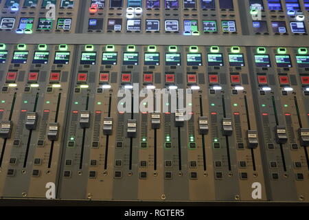 Digital Audio Broadcast Sound Mixing Console Stockfoto