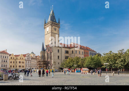 Prag, Tschechische Republik - 25. August 2018: Altes Rathaus Turm ist fast 70 Meter hoch massive prismatischer Turm Stockfoto