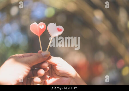 Romantisches Paar am Valentines Tag. Happy freudiges Paar geben Herz Kerze im Nachmittag, Liebe Konzept. Stockfoto