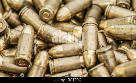 Top detail Makro Blick auf die große Gruppe der Pistole geschossen. Munition Hintergrund Muster Stockfoto