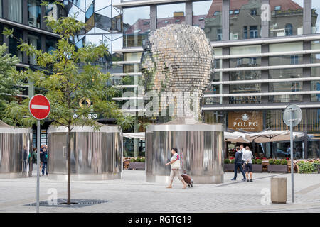 Prag, Tschechische Republik - 25. August 2018: Metamorphose Skulptur von Franz Kafka in Prag Stockfoto