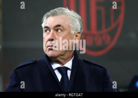 Mailand, Italien. 26. Januar, 2019. Carlo Ancelotti, Cheftrainer der SSC Napoli, sieht vor der Serie ein Fußballspiel zwischen AC Mailand und Ssc Nap Stockfoto