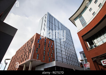 Moderne Geschäfte, Büros und Wohnungen in der Belgrader Plaza von Coventry Stockfoto
