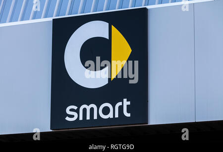 Das logo Zeichen für smart Fahrzeuge bei Stockton on Tees, England, Großbritannien bei der Mercedes Benz Niederlassung Stockfoto