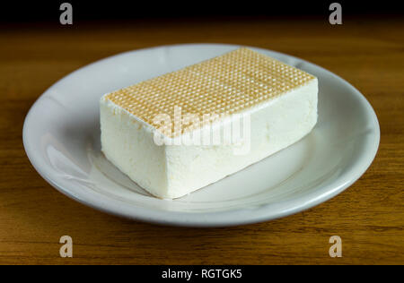 Sahne Eis liegt in weißen Platte auf hölzernen Tisch Stockfoto