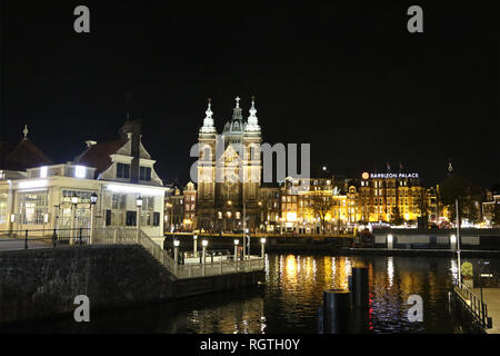 Der Basilika des Heiligen Nikolaus in der Nacht im alten Zentrum von Amsterdam, Niederlande gelegen, ganz in der Nähe des Amsterdam Hauptbahnhof. Es ist die Stadt der Römisch-katholischen Kirche. Stockfoto