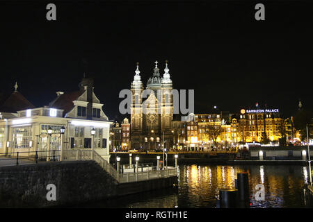 Der Basilika des Heiligen Nikolaus in der Nacht im alten Zentrum von Amsterdam, Niederlande gelegen, ganz in der Nähe des Amsterdam Hauptbahnhof. Es ist die Stadt der Römisch-katholischen Kirche. Stockfoto