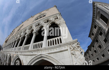 Venedig, Italien, Dogenpalast und die alten Gefängnisse mit fischaugenobjektiv fotografiert. Stockfoto