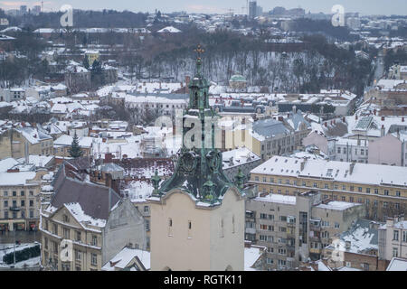 Nach oben Blick aus dem Rathaus auf Häuser in Lviv, Ukraine. Von Lemberg Blick aus der Vogelperspektive. Lemberg Altstadt von oben. Die Dächer der Altstadt. Stockfoto