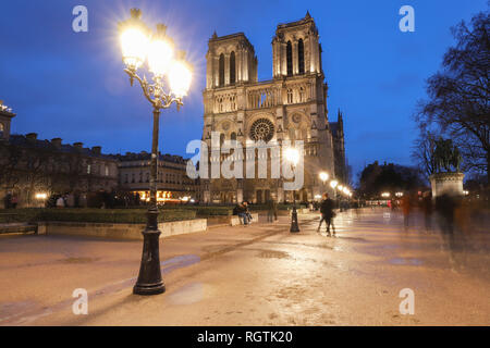 Die Kathedrale Notre Dame an regnerischen Abend, Paris, Frankreich. Stockfoto