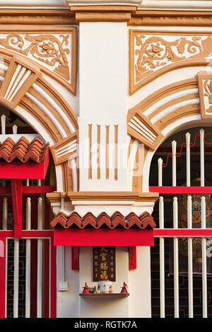 Kleiner Altar außerhalb von Lee Sih Chong Soo Clan associationand zum Chinesischen Neuen Jahr in Georgetown, Penang, Malaysia Stockfoto