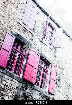 Violetten Fensterläden eines Gebäudes in Sarlat-la-Caneda, Aquitaine, Frankreich. April 2014 Stockfoto