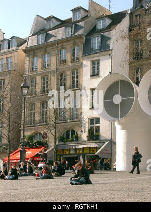 Traditionelle Architektur und moderne Luftdüsen gegenüber dem Centre Pompidou, Place Georges Pompidou, Rue Saint-Martin, Paris, Frankreich: Besucher sitzen in der Sonne Stockfoto