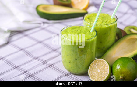 Grüne Smoothie von Avocado, Zitrone und Kiwi auf Tischdecke Hintergrund. Stockfoto