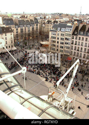 Place Georges Pompidou vom Centre Pompidou, Paris. Frankreich: Touristen sitzen und die Straße Theater Stockfoto