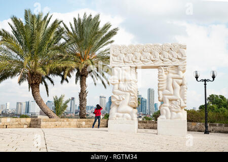 Tel Aviv, Alte Yafo, Israel - Dezember 23, 2018: ein Tourist mit Blick auf Tel Aviv vom Hügel in Abrasha Park, Altstadt von Jaffa Stockfoto