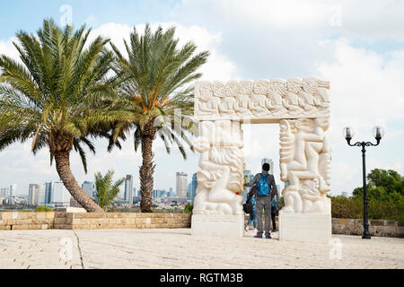 Tel Aviv, Alte Yafo, Israel - Dezember 23, 2018: ein Tourist mit Blick auf Tel Aviv vom Hügel in Abrasha Park, Altstadt von Jaffa Stockfoto