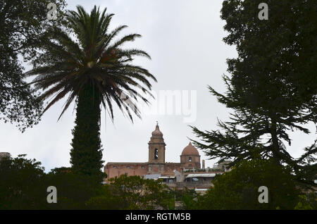 Torre di Federico erneut an der Seite von Chiesa Matrice (Duomo) Wehrkirche in der Nähe von Erice, Trapani, Sizilien (Italien) Stockfoto