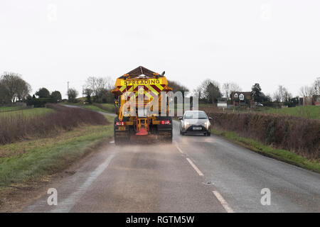 Ein Lkw verteilt Grit auf Landstraßen in Feckenham, in Worcestershire, Großbritannien, in der Vorbereitung für Schnee und Eis im Laufe des Tages erwartet. Stockfoto