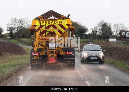 Ein Lkw verteilt Grit auf Landstraßen in Feckenham, in Worcestershire, Großbritannien, in der Vorbereitung für Schnee und Eis im Laufe des Tages erwartet. Stockfoto