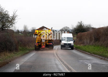 Ein Lkw verteilt Grit auf Landstraßen in Feckenham, in Worcestershire, Großbritannien, in der Vorbereitung für Schnee und Eis im Laufe des Tages erwartet. Stockfoto