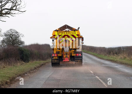 Ein Lkw verteilt Grit auf Landstraßen in Feckenham, in Worcestershire, Großbritannien, in der Vorbereitung für Schnee und Eis im Laufe des Tages erwartet. Stockfoto