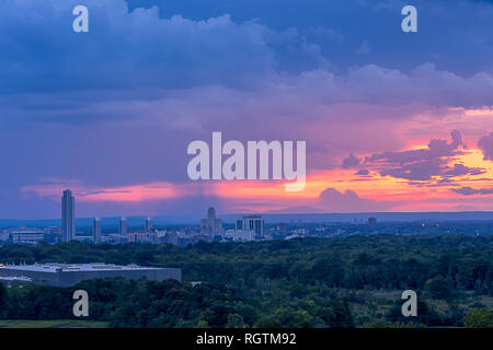 Albany NY Skyline bei Sonnenuntergang mit einem Sturm nähert sich und Regen im Hintergrund. Stockfoto