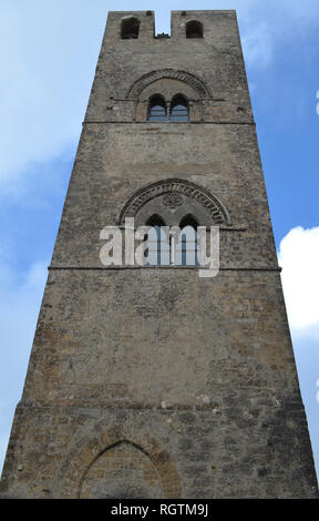 Torre di Federico erneut an der Seite von Chiesa Matrice (Duomo) Wehrkirche in der Nähe von Erice, Trapani, Sizilien (Italien) Stockfoto