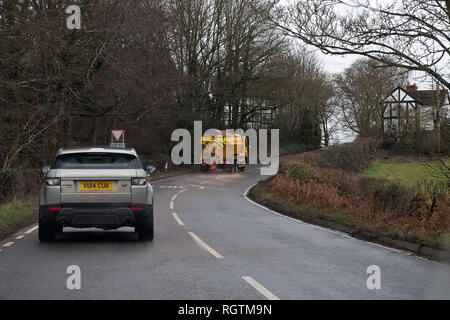 Ein Lkw verteilt Grit auf Landstraßen in Feckenham, in Worcestershire, Großbritannien, in der Vorbereitung für Schnee und Eis im Laufe des Tages erwartet. Stockfoto